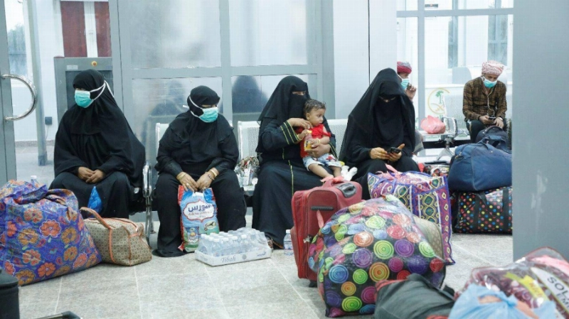 طائرة عسكرية سعودية تطلق أولى الرحلات الجوية لنقل المواطنين اليمنيين إلى سقطرى
