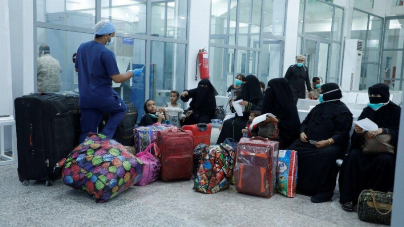 طائرة عسكرية سعودية تطلق أولى الرحلات الجوية لنقل المواطنين اليمنيين إلى سقطرى
