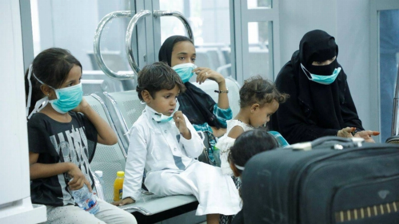 طائرة عسكرية سعودية تطلق أولى الرحلات الجوية لنقل المواطنين اليمنيين إلى سقطرى