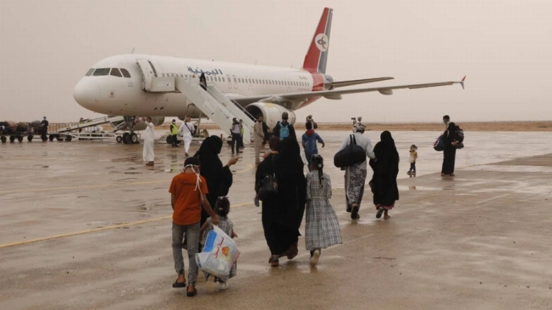 نقل المواطنين اليمنيين العالقين إلى جزيرة سقطرى
