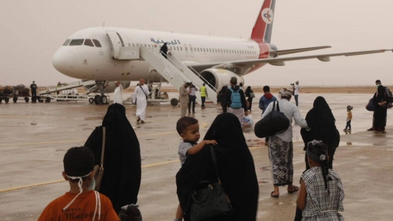 نقل المواطنين اليمنيين العالقين إلى جزيرة سقطرى