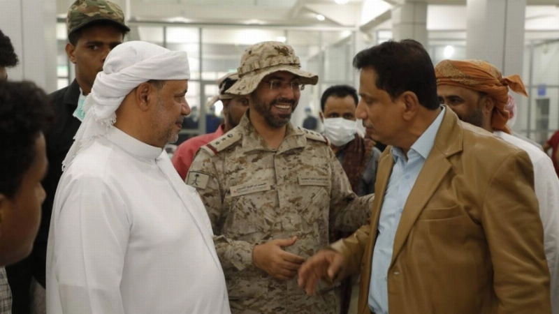 نقل المواطنين اليمنيين العالقين إلى جزيرة سقطرى