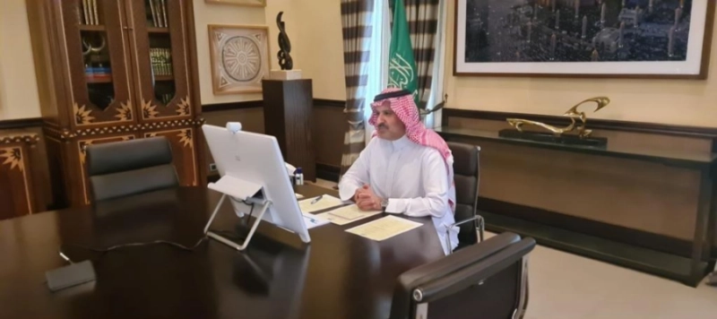 فيصل بن سلمان مترئسا الاجتماع (مكة)