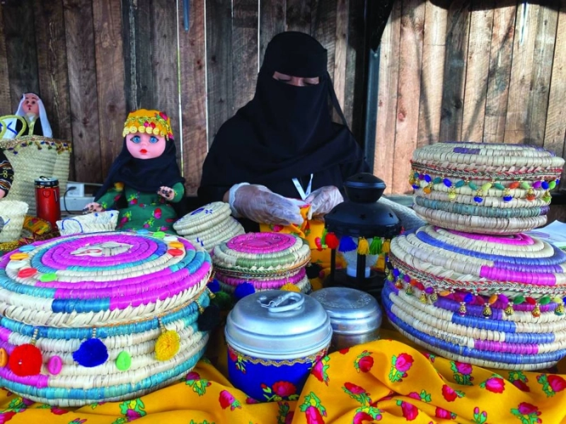 امرأة خلال عملها في صناعة الخوص (مكة)