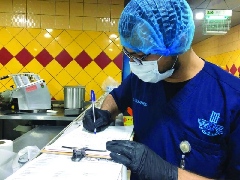 مراقب يسجل المخالفات (مكة)
