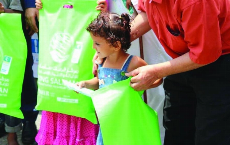 طفلة يمنية تبتهج بكسوة العيد (واس)