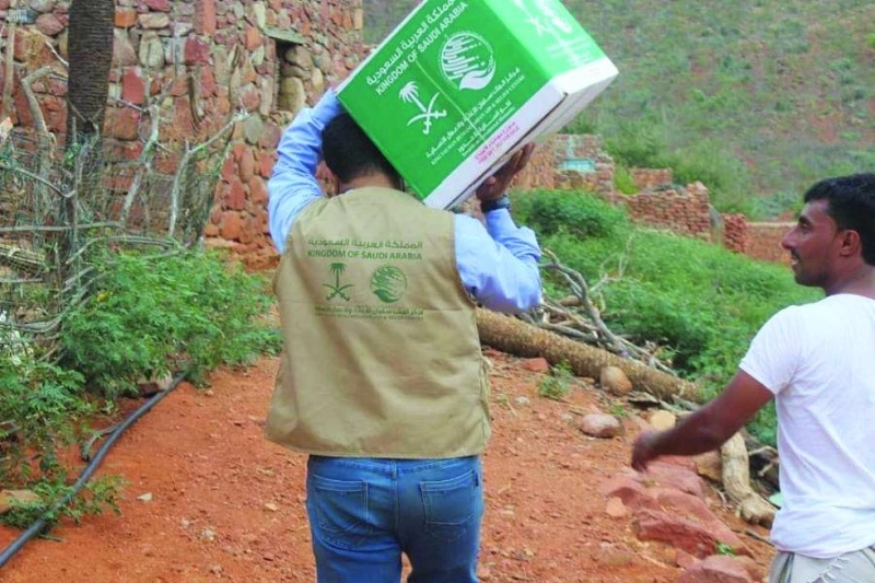 فريق مركز الملك سلمان يحمل السلال إلى منازل المستفيدين (واس)