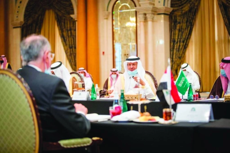 وزير الطاقة متحدثا في الاجتماع