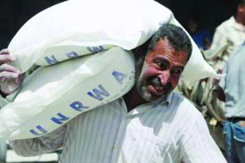 فلسطيني يتسلم مساعدات أونروا في وقت سابق (مكة)