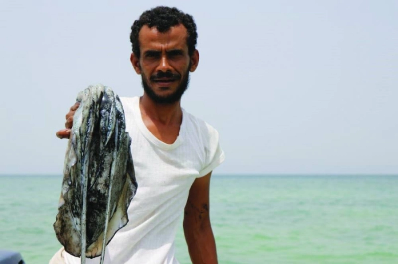 صياد يمني يعرض ما اصطاده في المركز