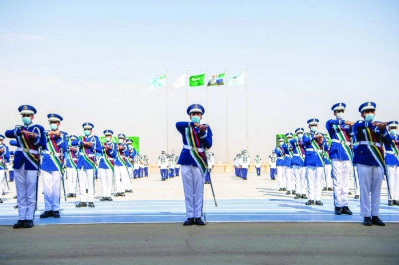 الخريجون خلال أداء العرض (مكة)