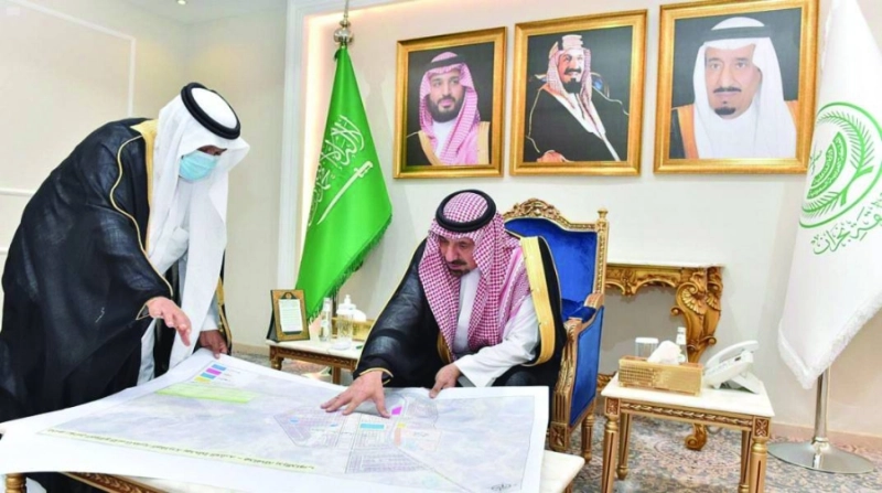 جلوي بن عبدالعزيز خلال اطلاعه على مشاريع الأمانة (مكة)