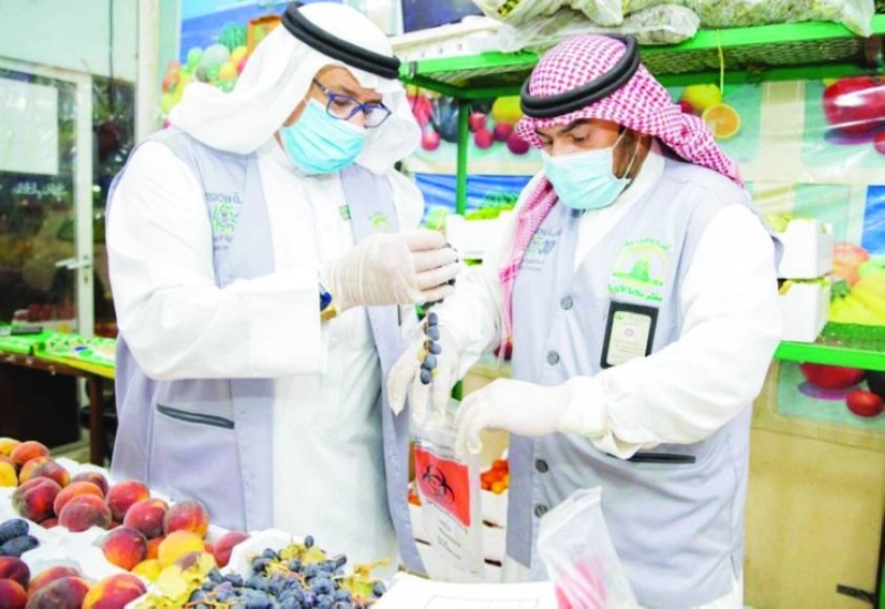 من إجراءات فحص العينات (مكة)