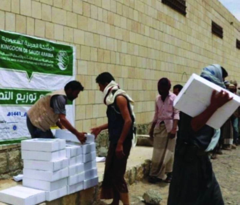 مركز الملك سلمان للإغاثة يوزع 3,150 كرتون تمور للنازحين اليمنيين من محافظة الجوف إلى مأرب. (مكة)