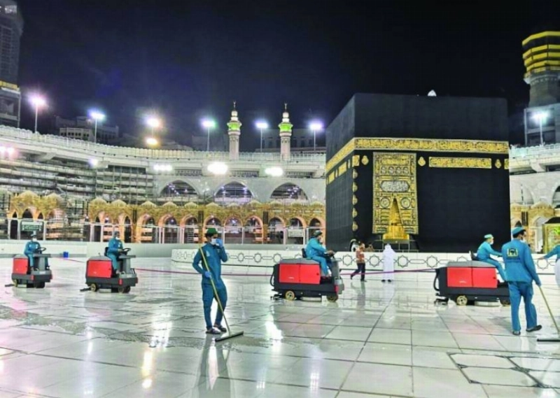 من عملية تعقيم صحن المطاف (مكة)