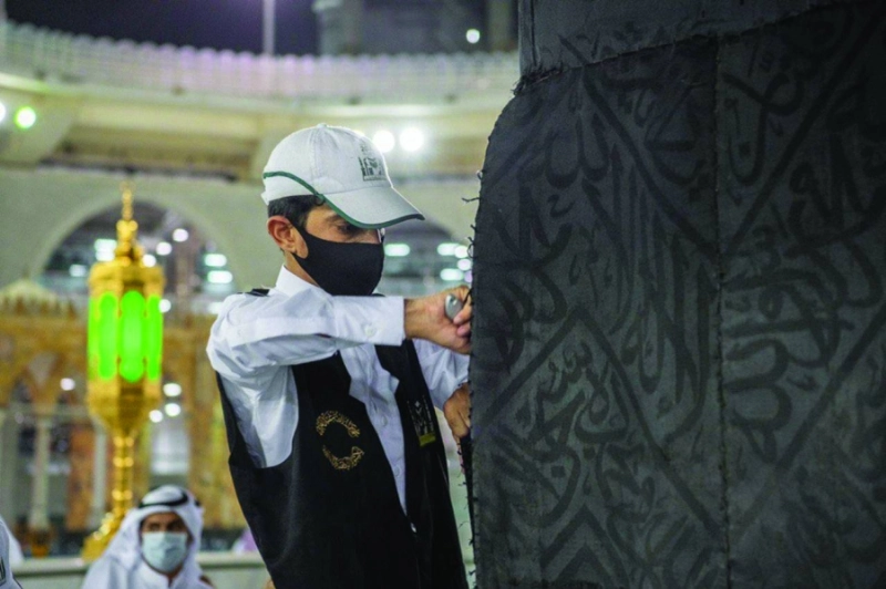 عملية رفع الجزء السفلي من كسوة الكعبة
