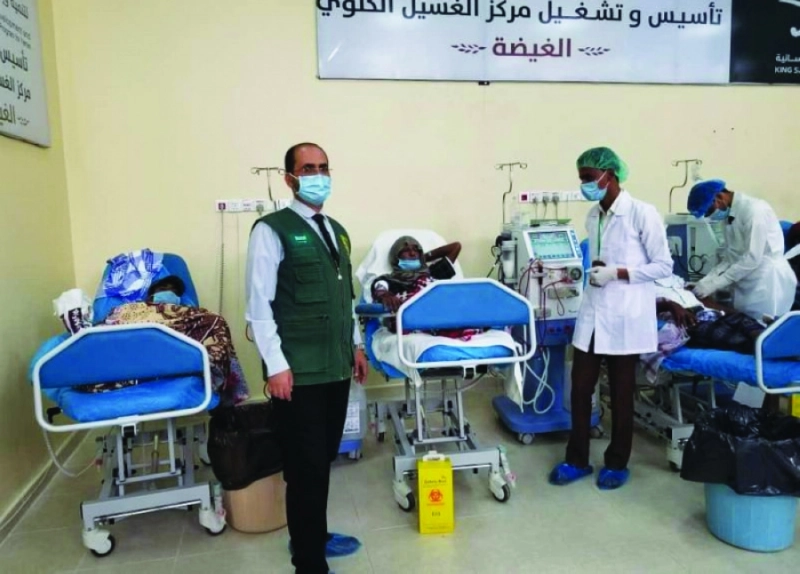 مرضى يراجعون مركز الغسيل الكلوي بالعيضة (واس)