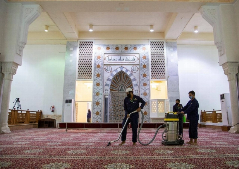 عمال خلال تنظيف مسجد نمرة (مكة)