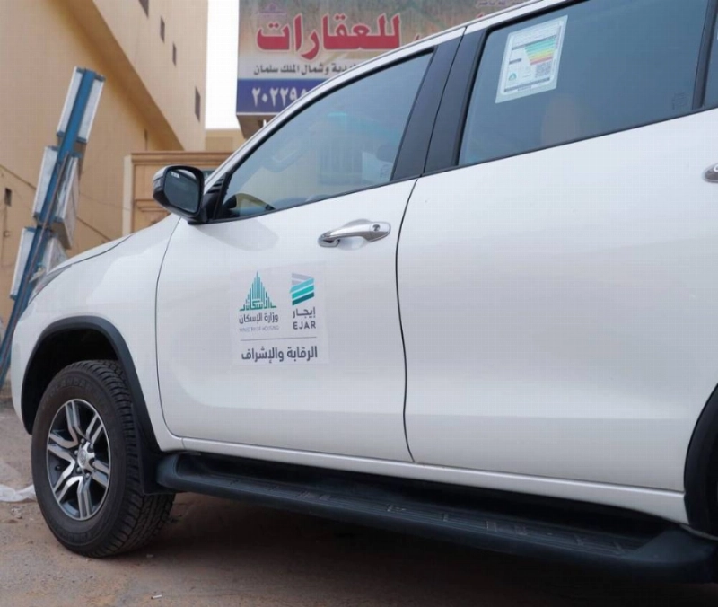 مركبة تابعة لبرنامج إيجار أثناء التفتيش على مكاتب عقارية (مكة)