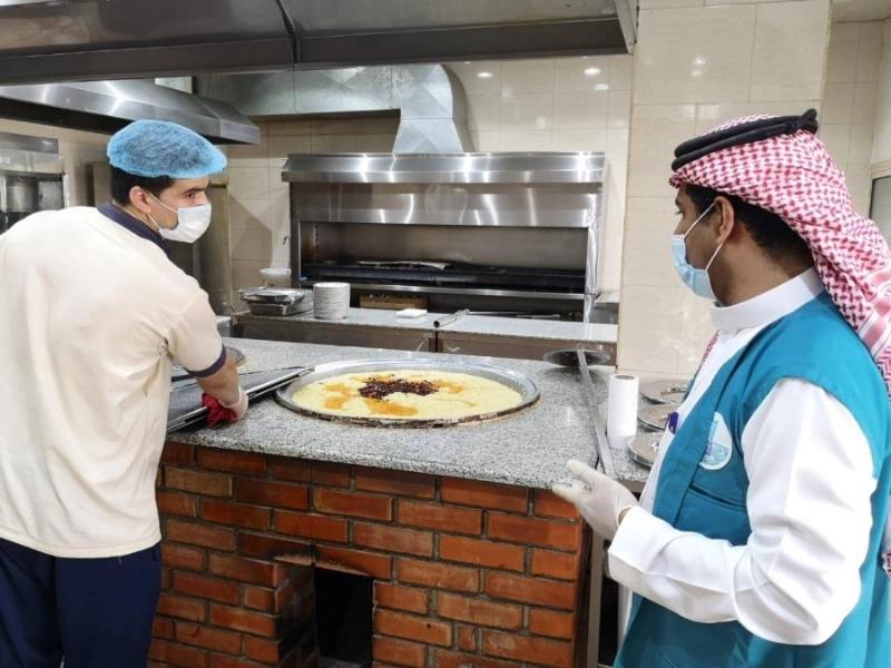 من جولات الأمانة على المنشآت الغذائية (مكة)