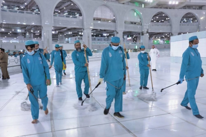 عمال النظافة خلال تعقيم صحن المطاف (مكة)