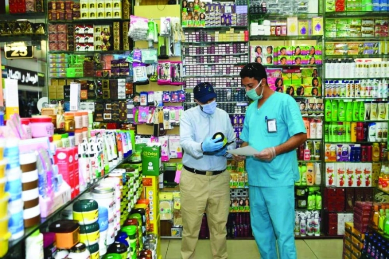 من الجولات الرقابية على محلات العطارة (مكة)