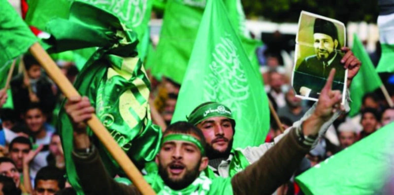 عناصر ترفع شعار الإخوان (مكة)