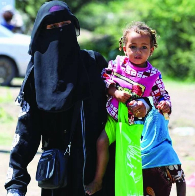 يمنية تسلمت حقيبة العيد لطفلتها (واس)