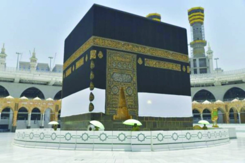الكعبة المشرفة تحرم استعدادا للحج