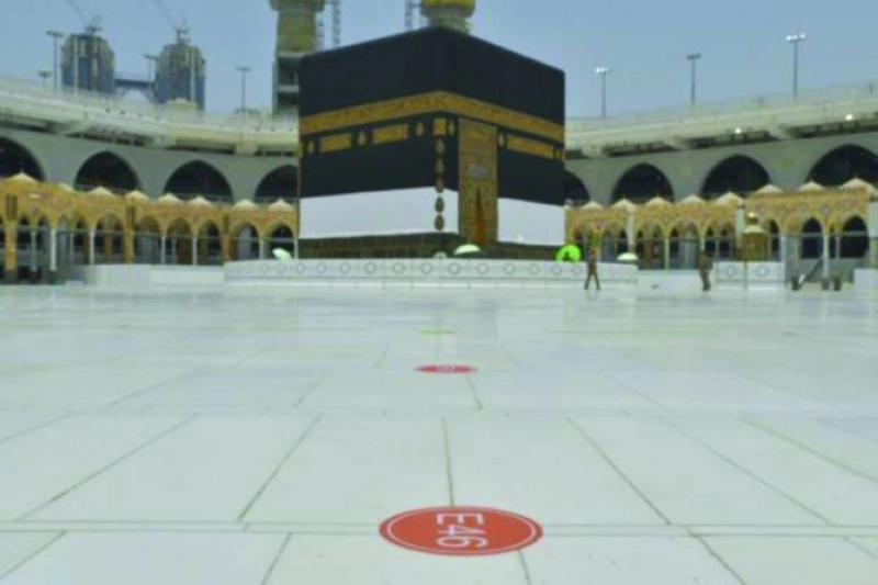 ملصقات أرضية لتنظيم المسارات (مكة)