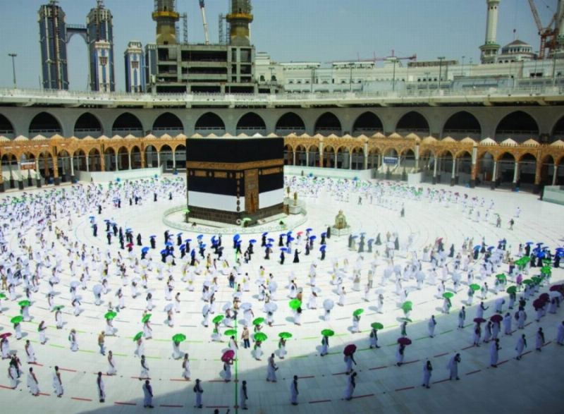ضيوف الرحمن يؤدون طواف القدوم في عملية منظمة تطبيقا للاحترازات من كورونا (مكة)