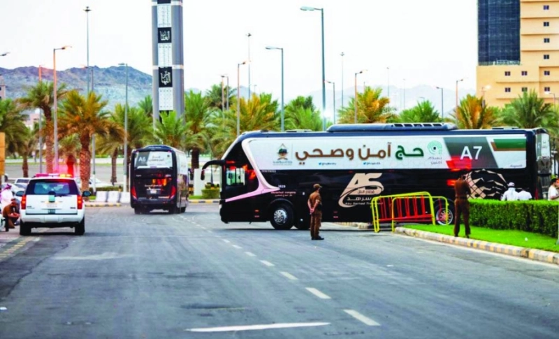 لحظة مغادرة الحجاج إلى ميقات "السيل" لبدء مناسك الحج