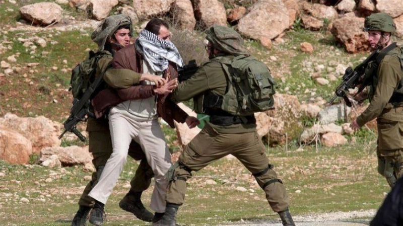 جنود إسرائيليون يقبضون على فلسطيني (مكة)