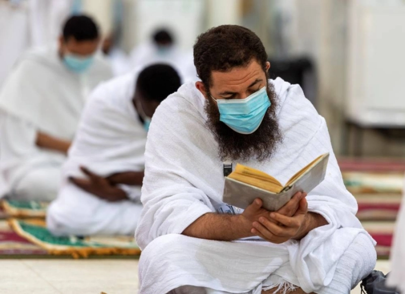 حجاج يتلون القرآن بمسجد نمرة (مكة)