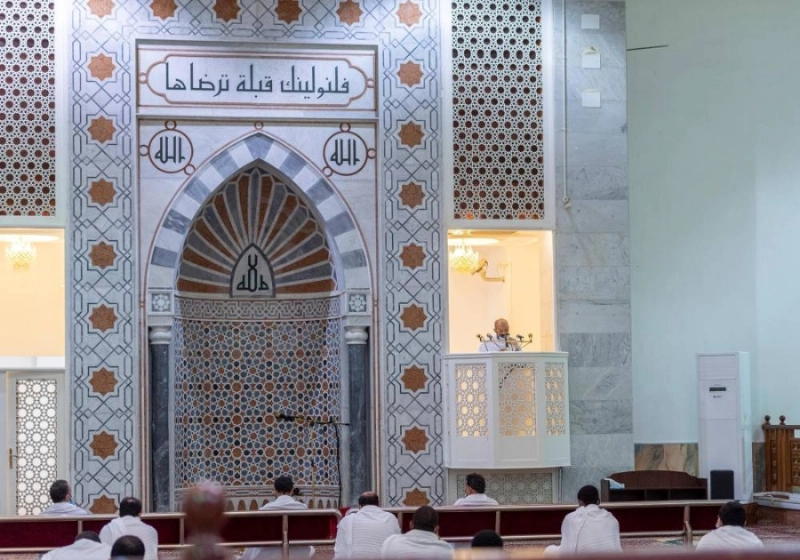 عبدالله المنيع خلال خطبة عرفة أمس (مكة)
