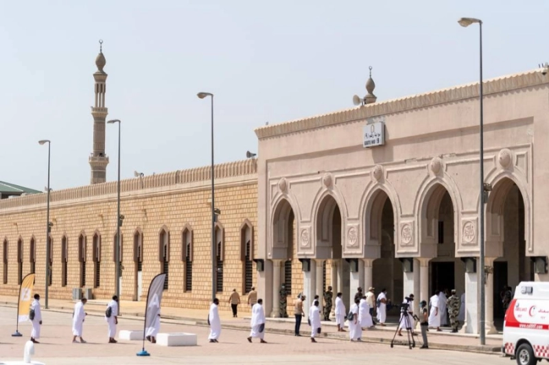 مسجد نمرة خلال توافد الحجاج إليه أمس (مكة)