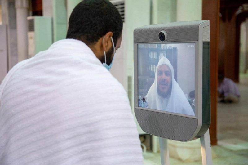حاج خلال استخدامه الروبوت (مكة)
