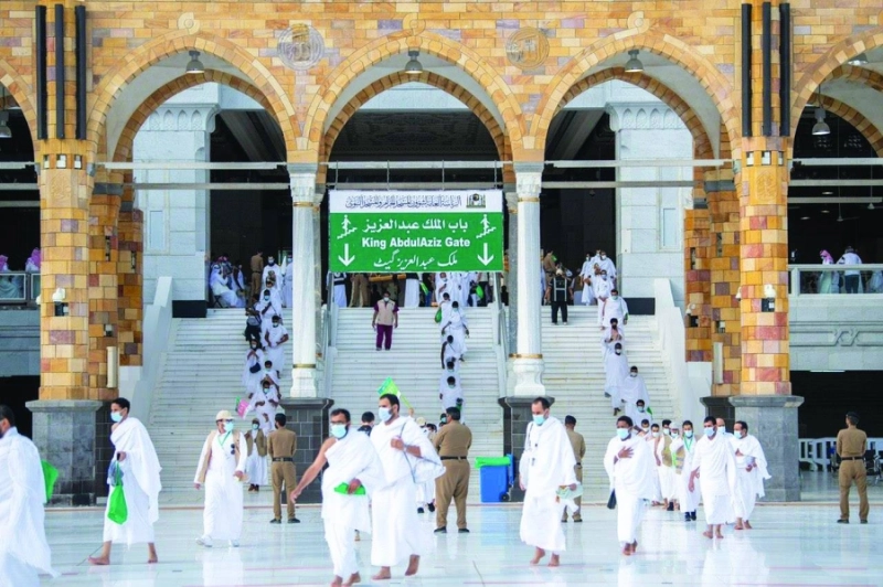 حجاج خلال توجههم لأداء الطواف (مكة)