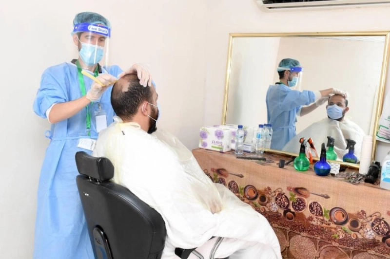 حاج خلال الحلاقة بأحد المحال المخصص (مكة)