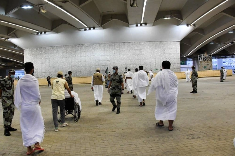 حجاج في طريقهم للرمي (مكة)