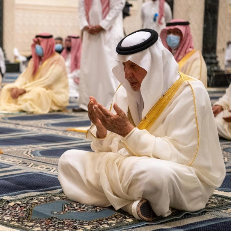 خالد الفيصل مؤديا صلاة العيد في جامع الملك فهد بجدة
