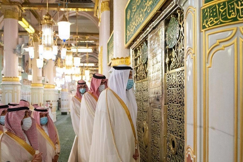 فيصل بن سلمان خلال السلام على النبي وصاحبيه