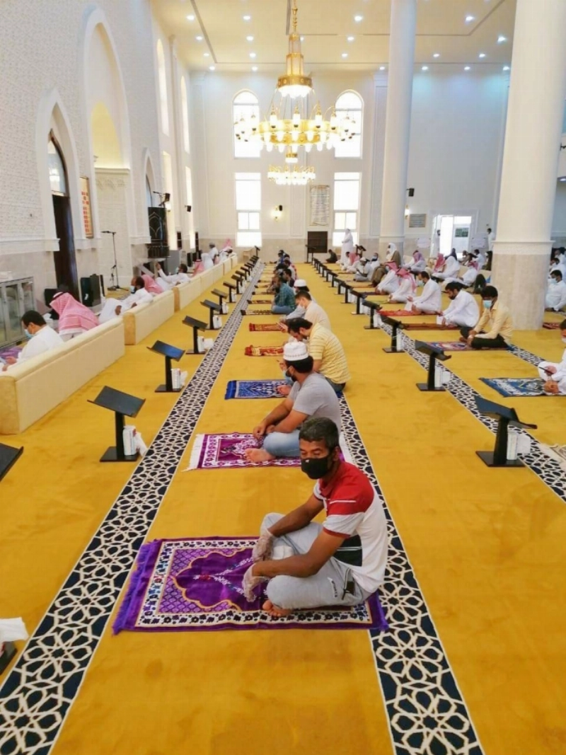 مصلون يؤدون صلاة العيد بأحد المساجد