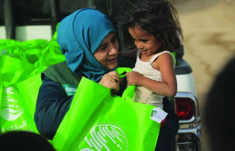 الفرحة على وجه طفلة صغيرة تسلمت كسوة العيد (واس)
