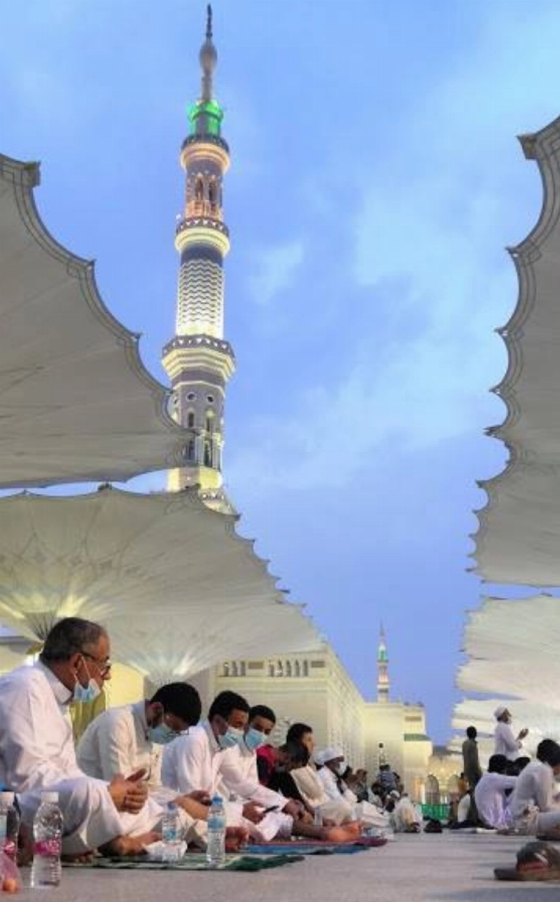 في انتظار الاذان لأول افطار بالمسجد النبوي الشريف من بعد جائحة كرونا