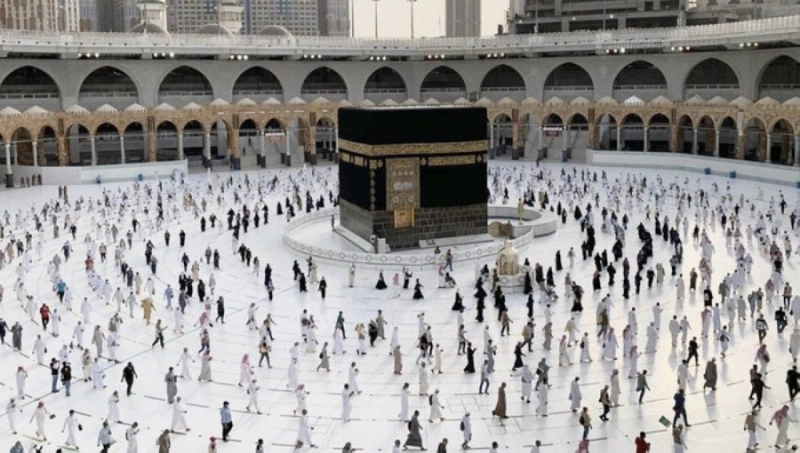 الحجاج خلال أداء طواف الوداع أمس (مكة)