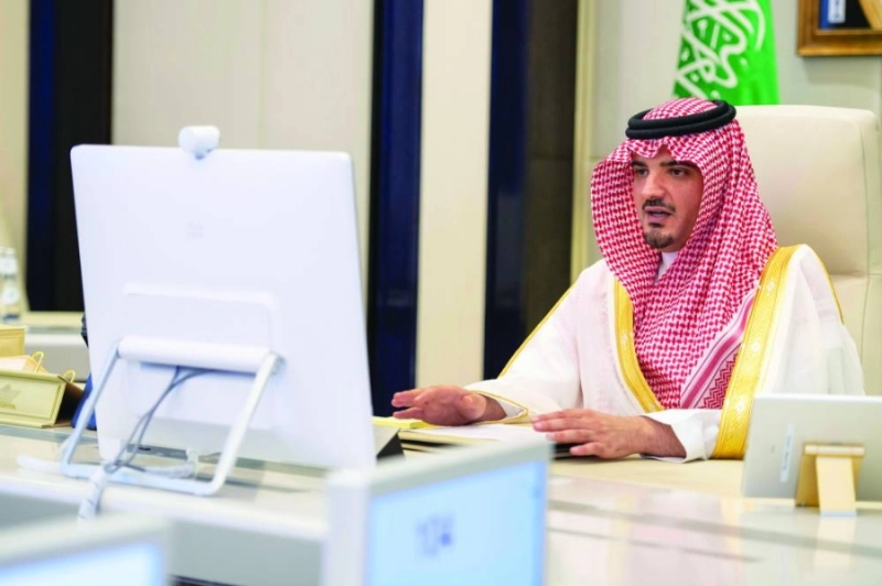 عبدالعزيز بن سعود خلال اللقاء (مكة)