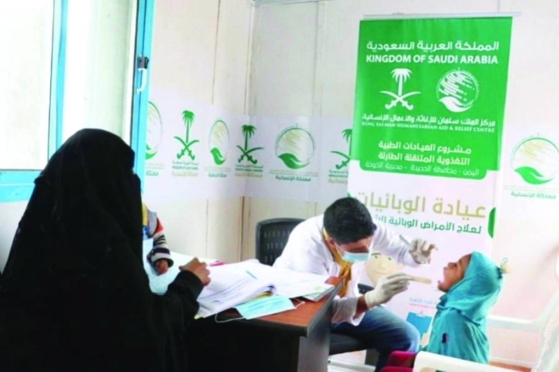 طبيب يكشف على طفلة في العيادات المتنقلة