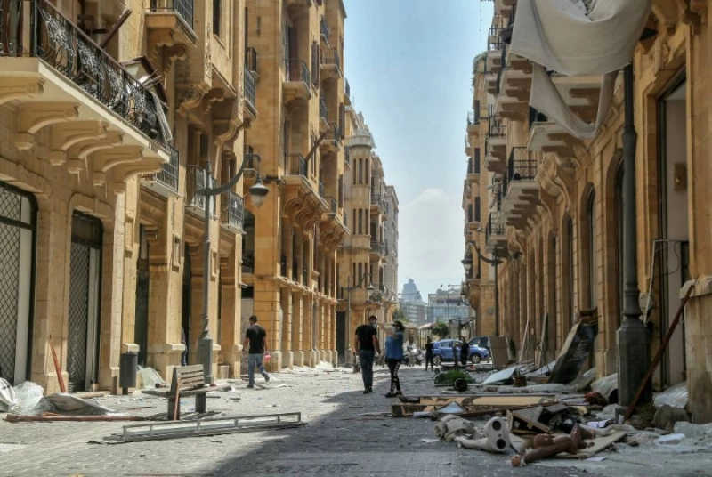 05 August 2020, Lebanon, Beirut: People inspect destruction in the plush Beirut downtown a day after a massive explosion in Beirut's port that rocked the whole city, killing at least 100 people and injured thousands. Photo: Marwan Naamani/dpa