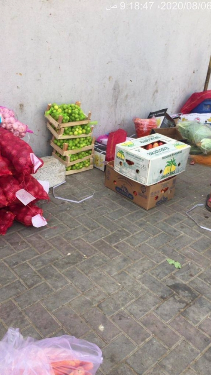 أثناء مصادرة الخصراوات والفواكة